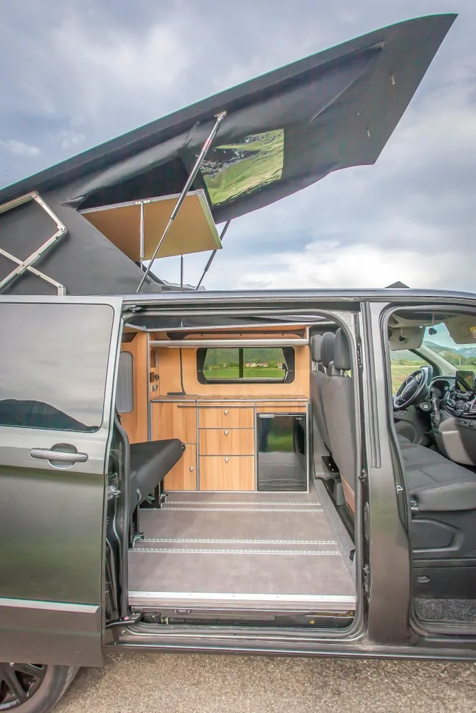 Spécialiste de la pose de Toit relevable sur-mesure Ford Transit Custom L1H1 Court à ouverture latérale posé à Chambéry et en Savoie