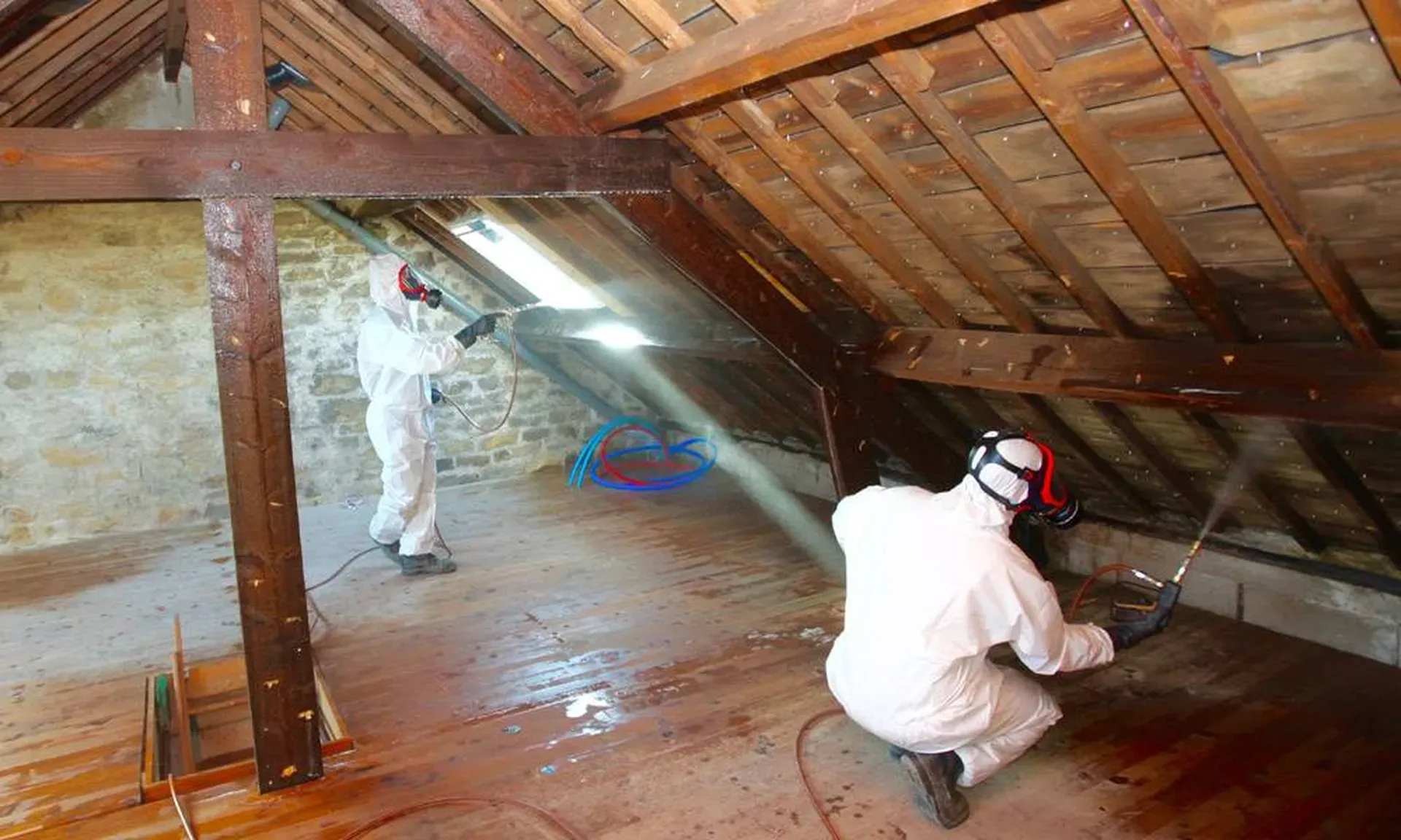 Travaux de traitement du bois de charpente par injection pour éliminer les insectes xylophages dans une maison à Saint-Georges-de-Reneins (Rhône – 69)
