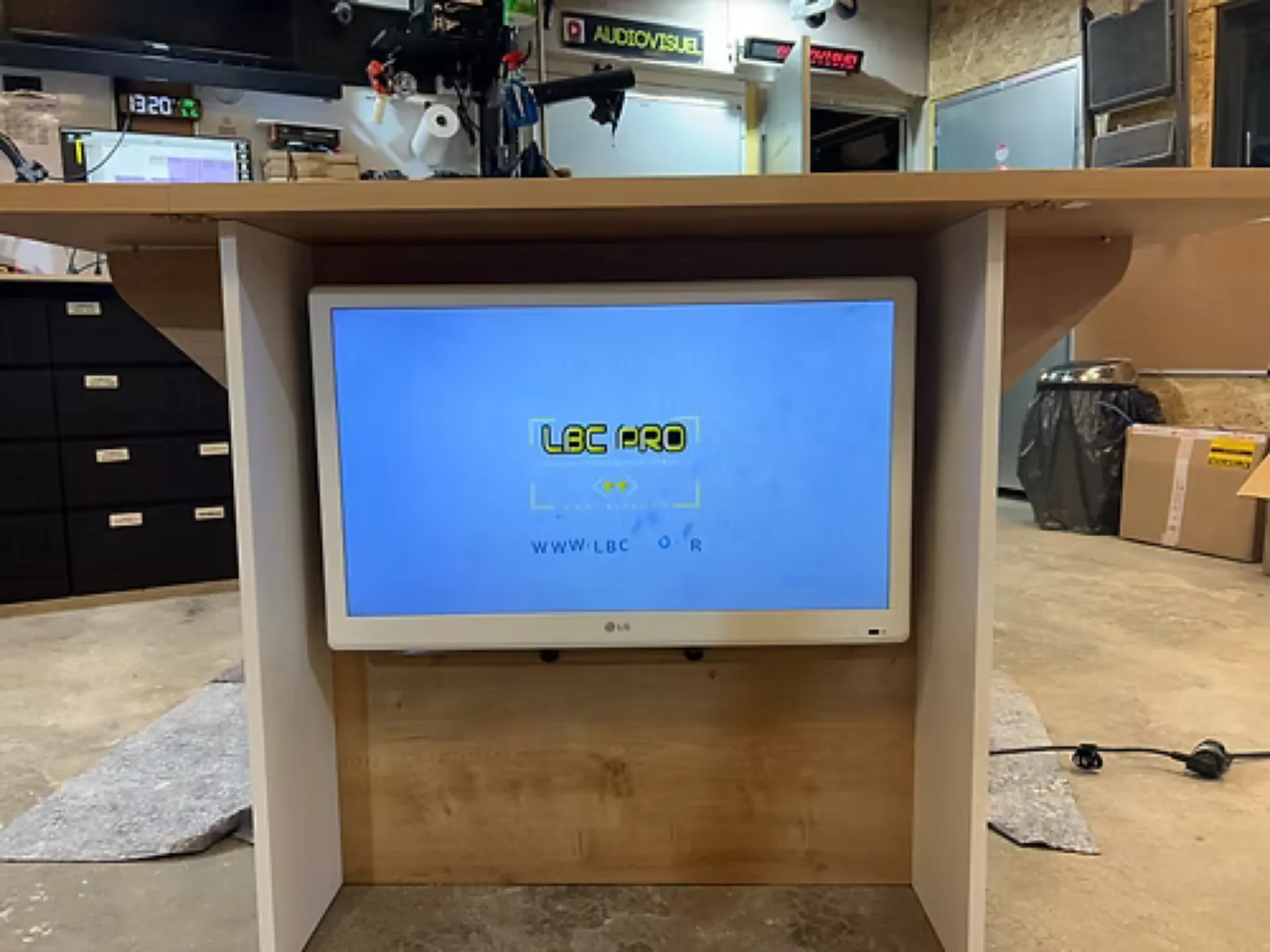 DESK BLANC & BOIS AVEC ECRAN 32' 82CM DESK 2