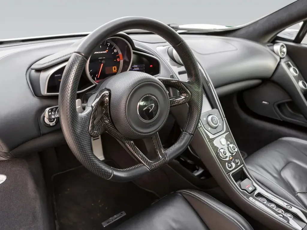 mclaren-650s-coupe-2015-interieur-volant-carbone