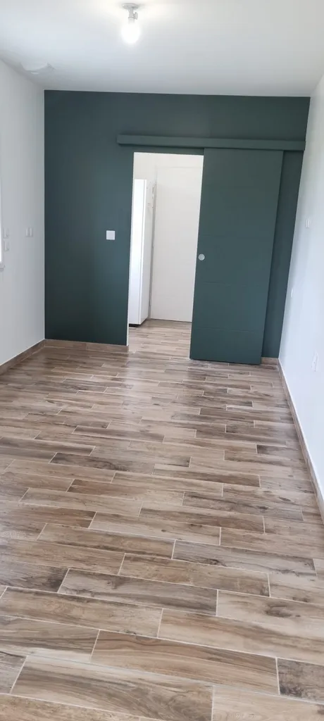 Chantier de peinture finition blanche veloutée au pistolet dans une maison avec quelques murs de couleur, peinture de sol, lasure teintée et vitrificateur dans l'Ouest Parisien(95).