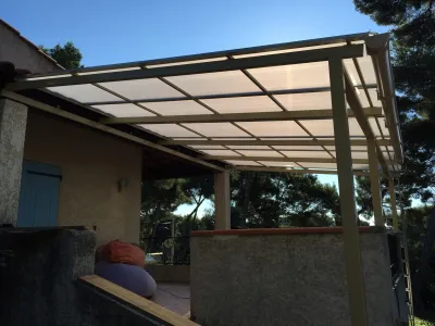 FABRICATION ET POSE TONNELLE EN FER AVEC PLAQUES POLYCARBONATES A MARTIGUES 13