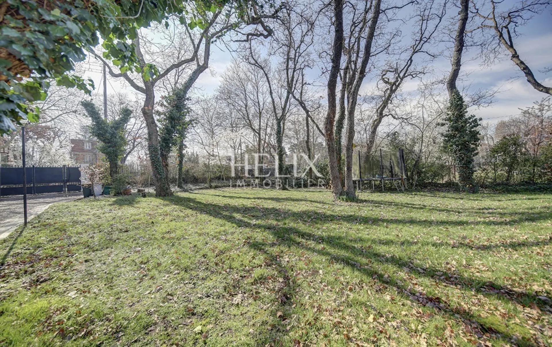 Exclusivité à Le Vésinet à vendre une belle maison familiale de 250 M² avec grand parc arboré à 3 minutes du parc des Ibis.