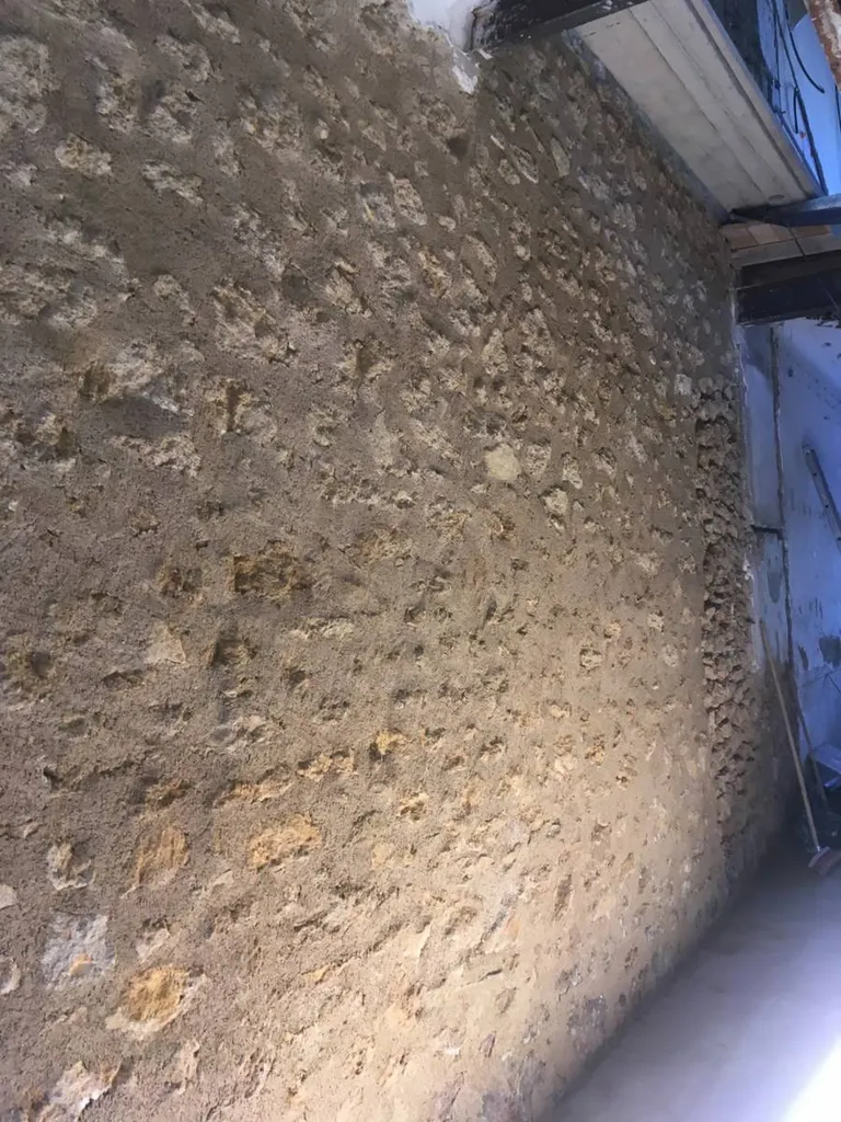 Réalisation d'un jointoiement beurré d'un mur en pierre à Salon de Provence