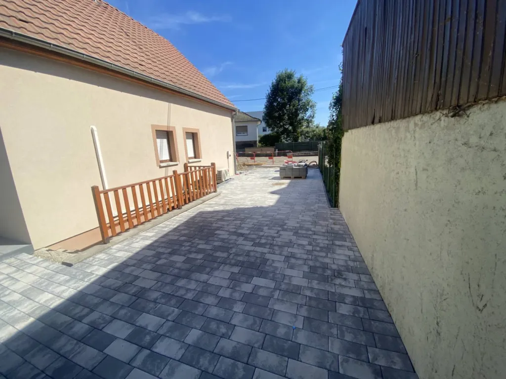Chemin d'accès en pavé pour une maison