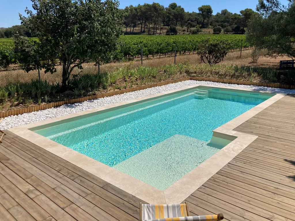 Terrasse planchée avec piscine
