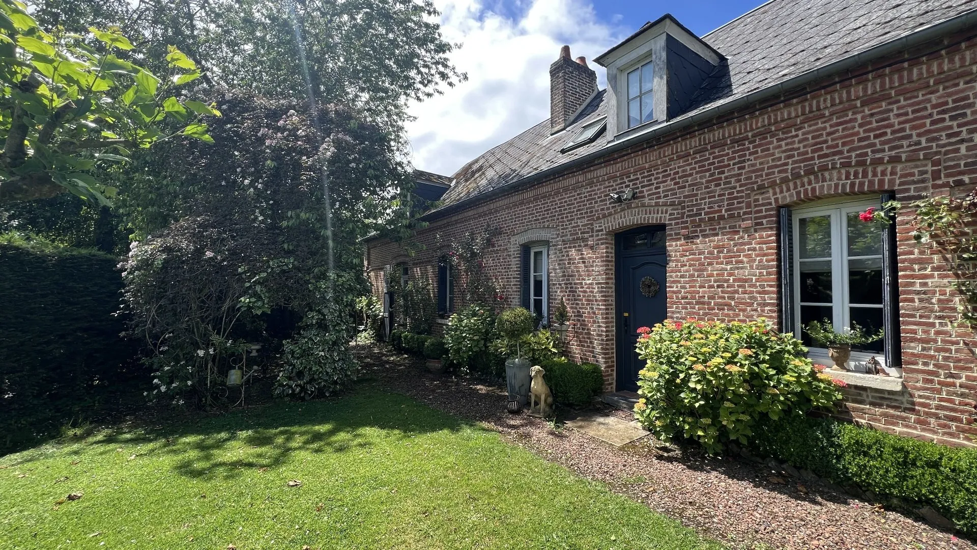 A vendre Authentique demeure normande 260m² issue de deux longères, 5 chambres, dépendances et jardin paysager 3400m², environnement privilégié proche Blangy-sur-Bresle 76340.