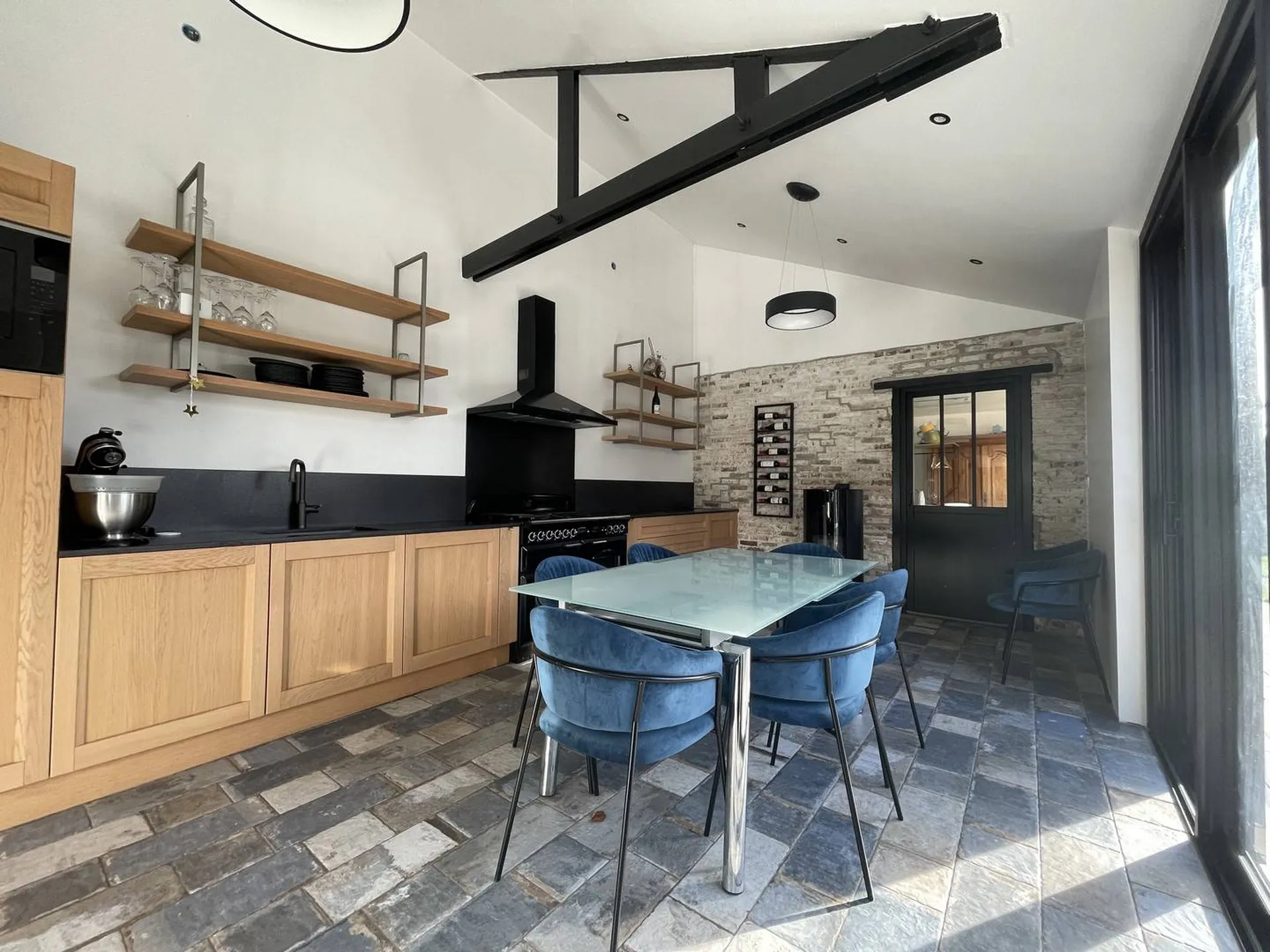 **Propriété de caractère à vendre en Normandie** : Maison de Maître avec terrain clos de 421 m², offrant un cadre de vie authentique et chaleureux, à proximité du centre-bourg.