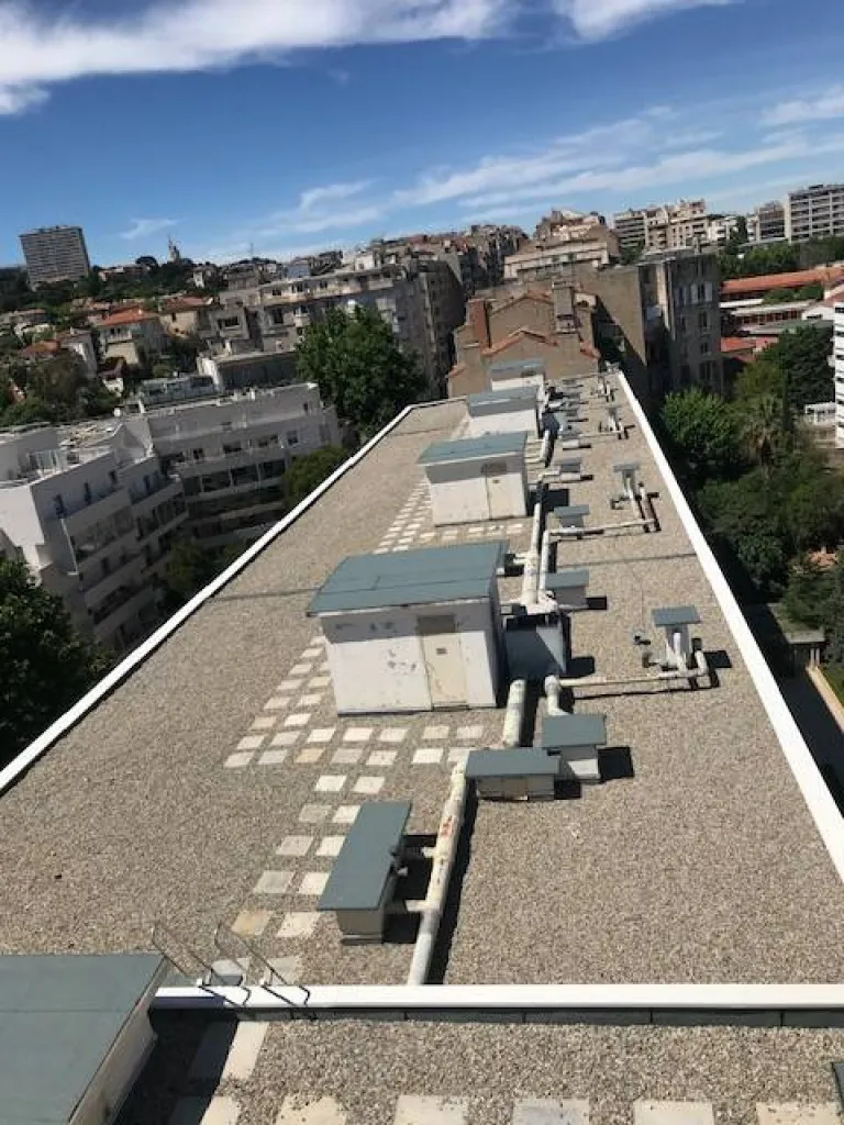 Terrasses accessibles de la copropriété Le Ribera protégées par dalles béton sur plots, posées sur complexe d’étanchéité isolé. Un système alliant esthétisme, confort et entretien facilité.