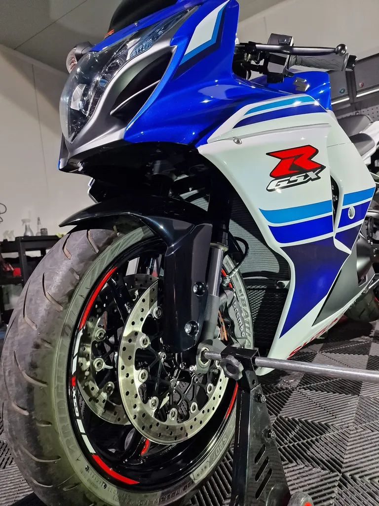 Detailing moto expert avec nettoyage complet, rénovation esthétique et protections spécifiques pour motos près de Saint-Lô