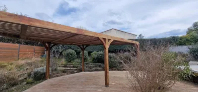 Fabrication d'une pergola bois à ombrières sur mesure cette semaine à Pourrières dans le Var