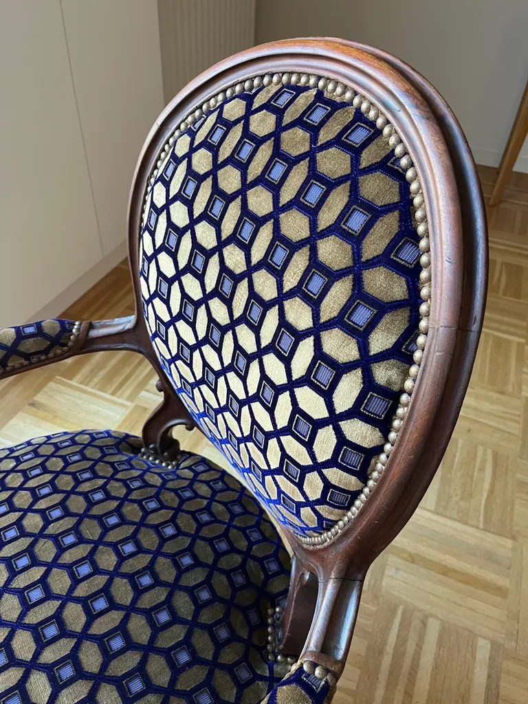 Réfection de deux fauteuils cabriolets à Lyon par votre tapissier d'ameublement