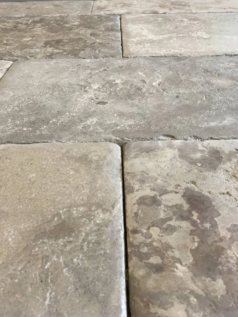 Notre zone d'activité pour ce serviceCarrelage en pierre naturelle pour terrasse et plage de piscine à Lyon en Rhône-Alpes