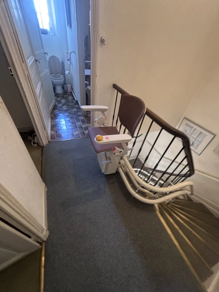 Espace préservé sur le palier avec ce fauteuil monte escalier OTOLIFT TWO à Marseille