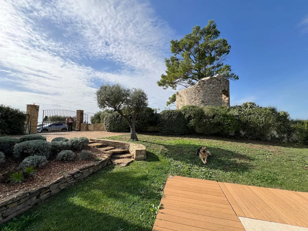 Aménagement paysager complet avec muret en pierres sèches et gazon de placage au Castellet