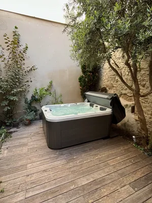 Installation d'un spa rigide 3 places à Nîmes dans le Gard, modèle 0330 de chez Be Well, installé à l'extérieur. - MCR Piscines et Spas - Nîmes