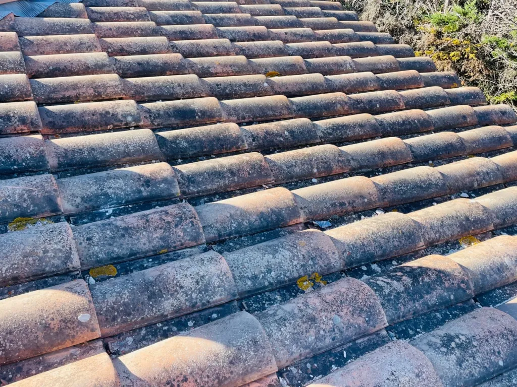 Rénovation d’une toiture de maison sur Faîtage et nettoyage de tuiles sur Fuveau 13710 près de Aix en Provence.