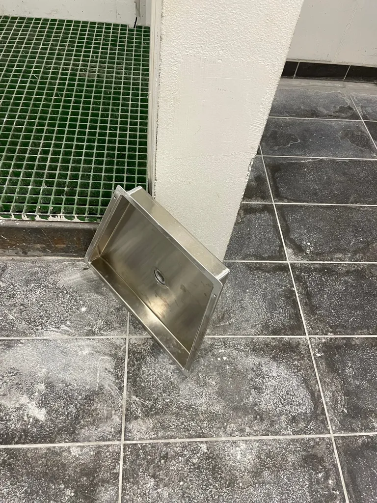 Pose et raccordement d’un bac de récupération d’eau en aluminium sur mesure - canalisations d’infiltrations d’eau sur Lyon 