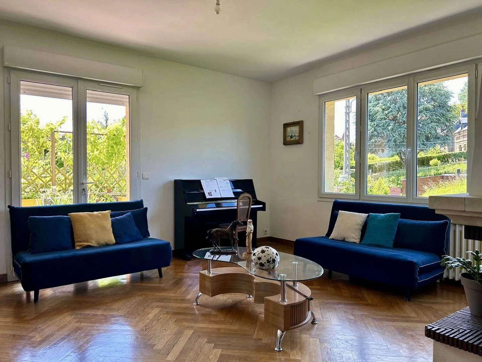 Vends : Charmante entrée accueillante, menant à un salon chaleureux avec parquet bâton rompu et une salle à manger lumineuse.