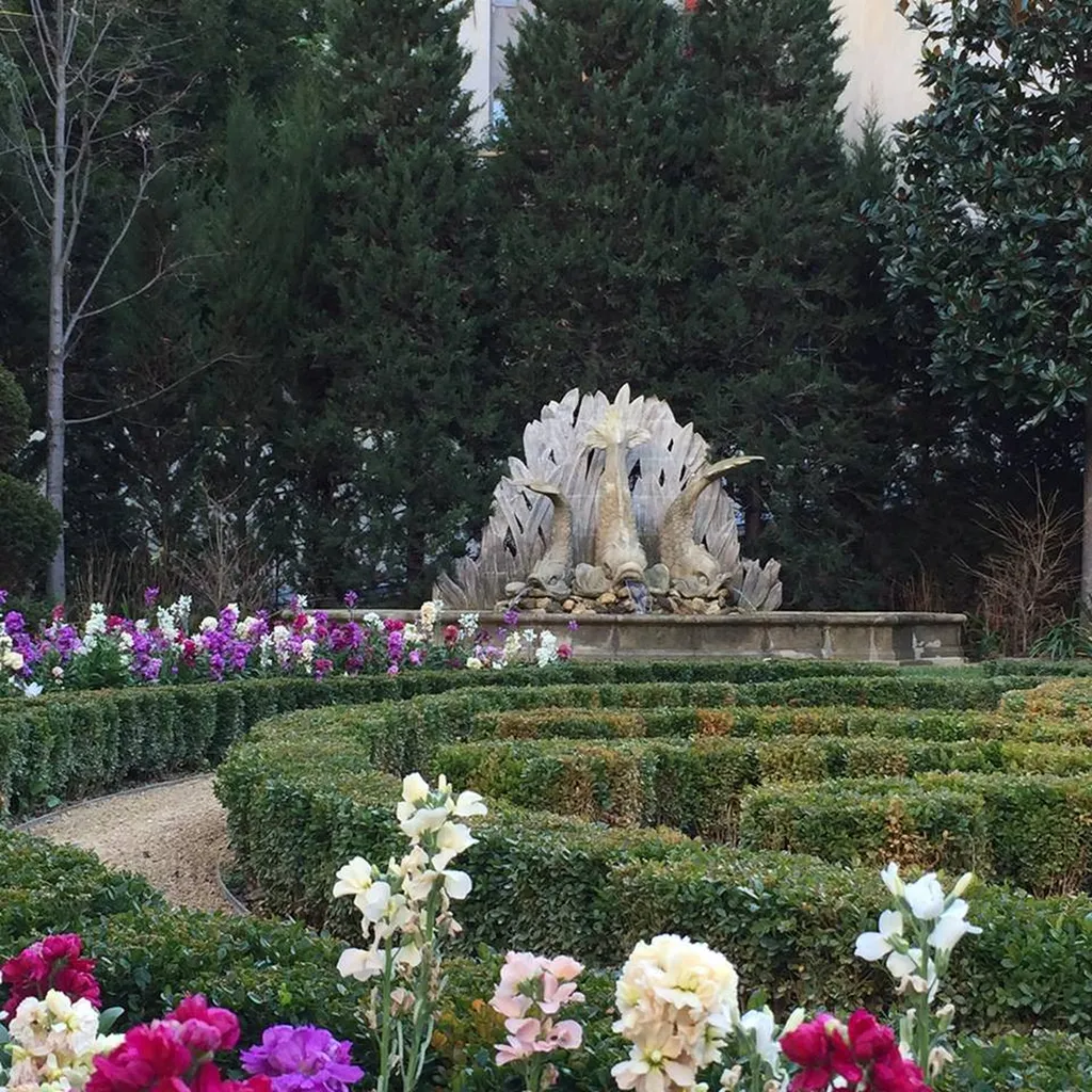Fontaine aux Tritons sur-mesure en pierre d'Estaillades à Aix en Provence