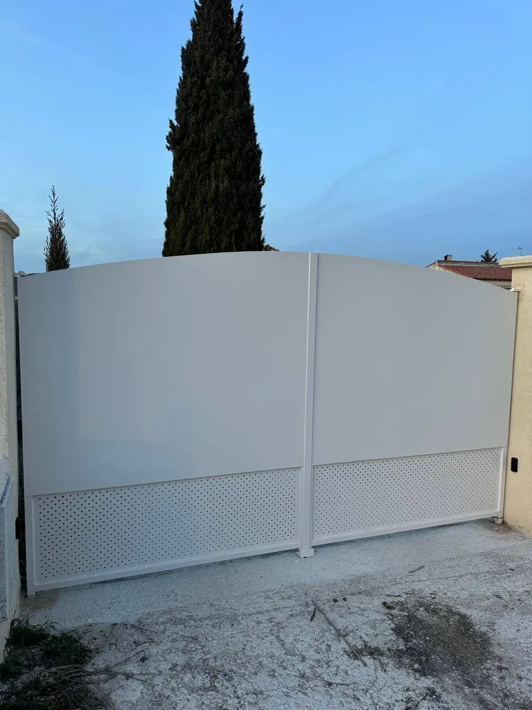 Portail et portillon en acier sur mesure à Velaux 
