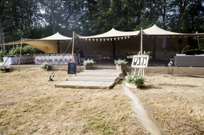 Louer une tente pour votre mariage de plein air