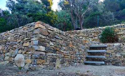 Aménagement extérieur avec un Cabinet d'architectes paysagiste de la conception à la réalisation sur Saint-Cyr-sur-Mer