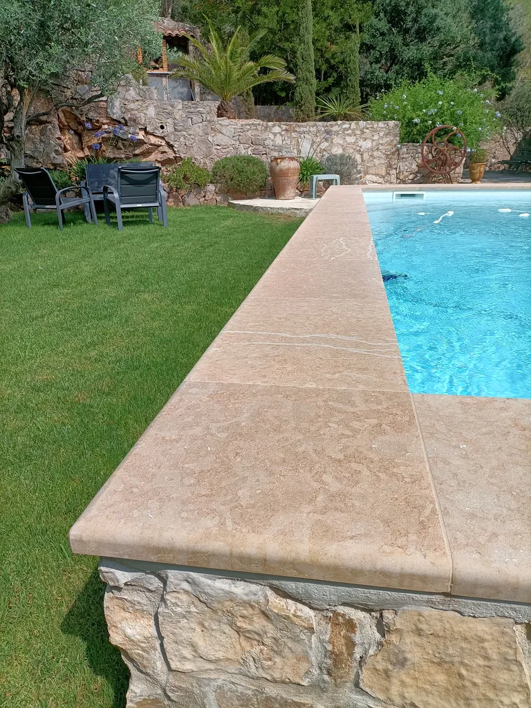 MARGELLE DE PISCINE EN PIERRE NATURELLE DE CASTELLA BEIGE / CENIA BEIGE FINITION FLAMMEE