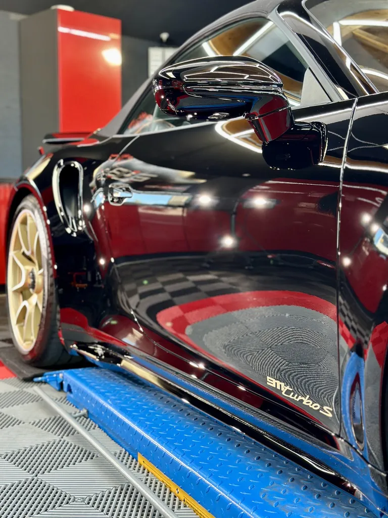 protection PPF automobile Lyon traitement céramique carosserie Porsche 992 Turbo S cabriolet 