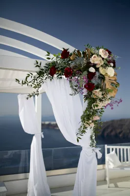 mariage pieds dans leau à Santorin