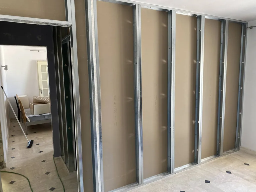 Pose ossature métallique placo pour cloison et doublage dans une villa au Lavandou - Cavalière