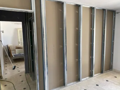 Pose ossature métallique placo pour cloison et doublage dans une villa au Lavandou - Cavalière