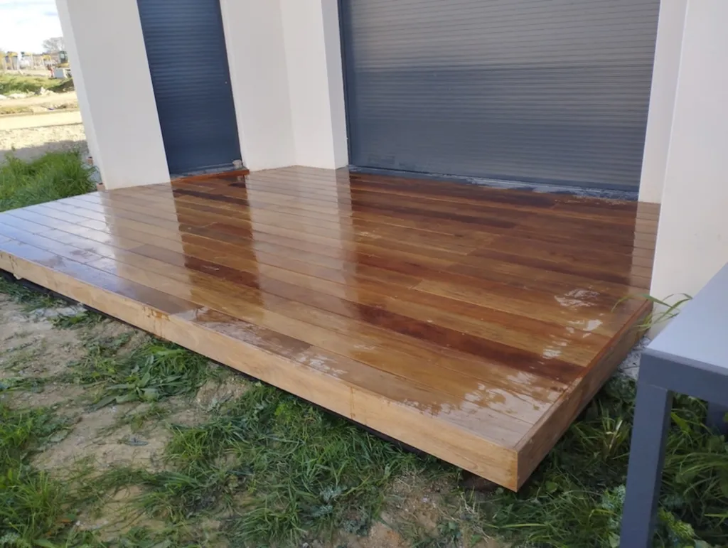Terrasse en bois exotique Cumaru sur plots PVC un aménagement durable et élégant pour un extérieur moderne à Mauguio proche de Baillargues