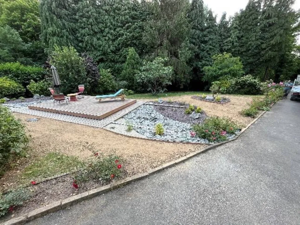 Réalisation de massif pour aménager le pourtour d'une piscine + engazonnement