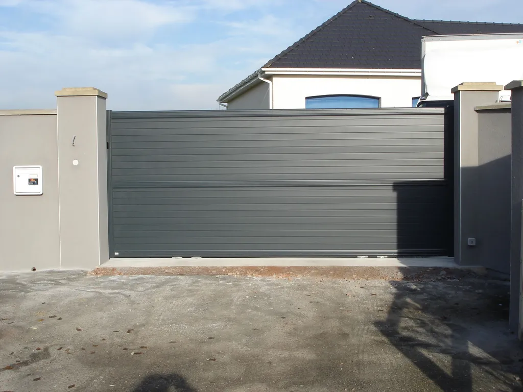 Installation de Portail Alu Coulissant Motorisé sur Rail, Modèle Sur-Mesure, Haute Résistance à Lisieux dans le Calvados 14 et Pont-l'Évêque