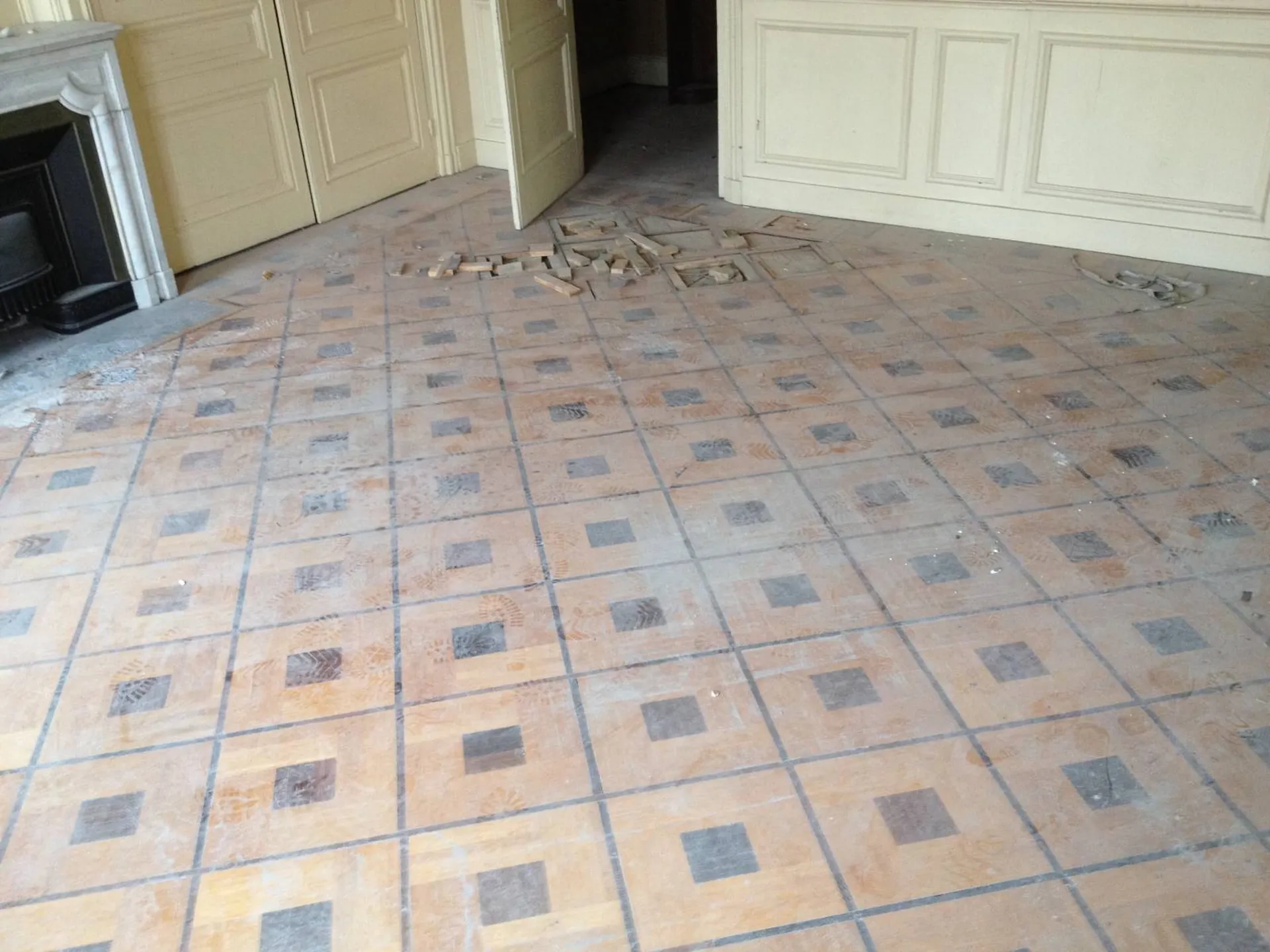 Sol en parquet ancien avant rénovation dans un appartement lyonnais