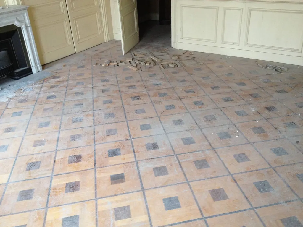 Sol en parquet ancien avant rénovation dans un appartement lyonnais