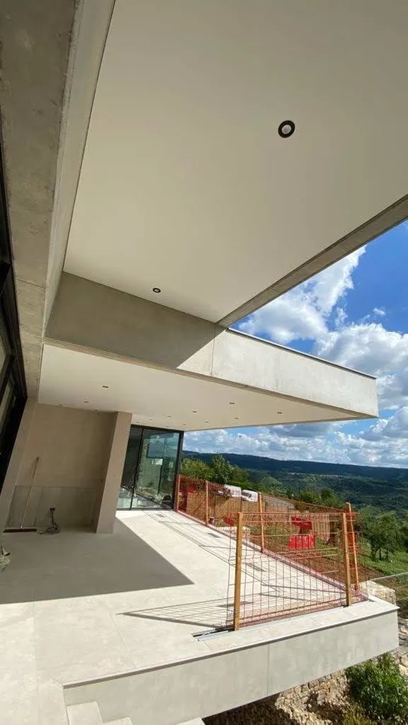 Plafond tendu et chauffage rayonnant sous une terrasse couverte - Rodez - Plafonds Tendus Occitans L'Union