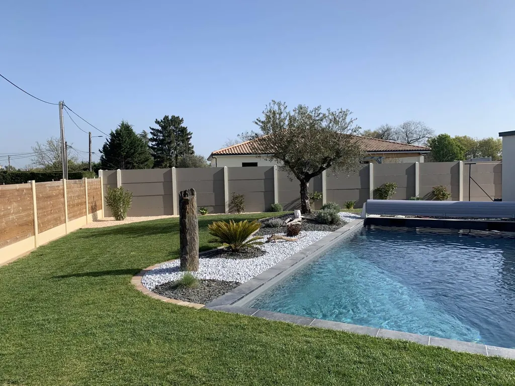 'installation d'une piscine 8 x 4 équipée d'un escalier d'angle