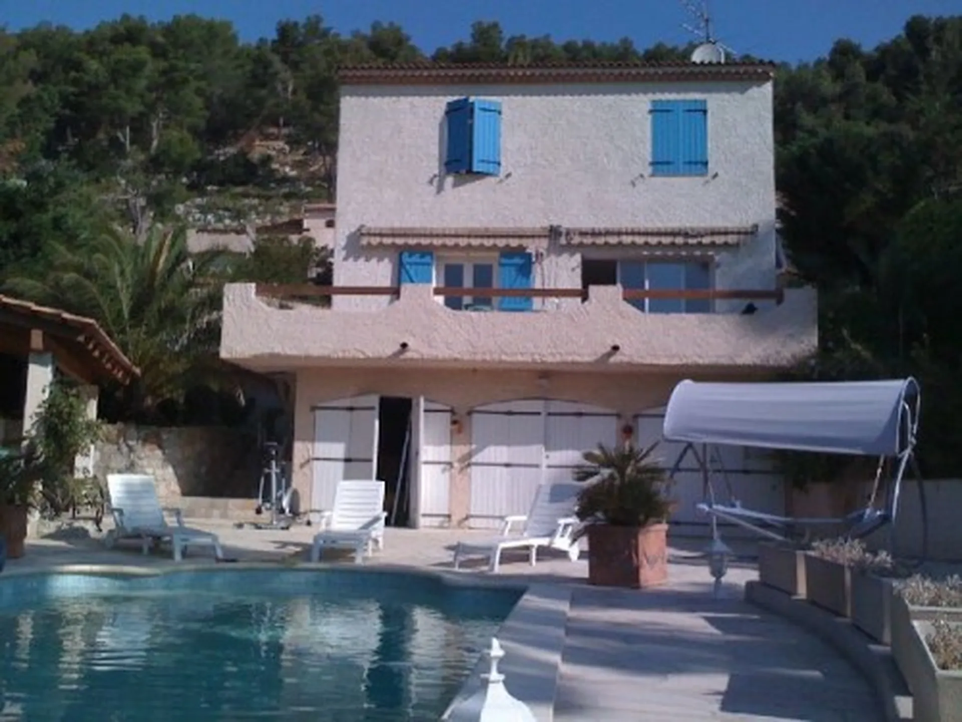 A vendre maison sur deux niveaux 5 + Studio indépendant Carnoux en Provence très belle vue dégagée, Piscine 