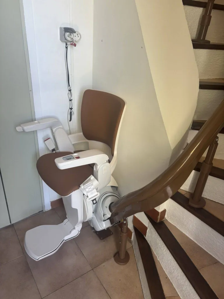Départ avec un parking à 45° pour ce fauteuil monte escalier OTOLIFT SMART à Marignane près de Marseille