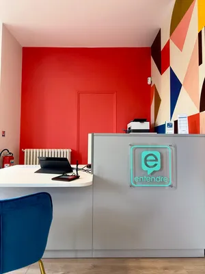 Design d’espace d’accueil pour centre auditif moderne et chaleureux à Bordeaux