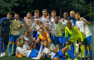 Benta Lyon donne le coup d'envoi avec l'équipe de football de Saint-Genis-Laval