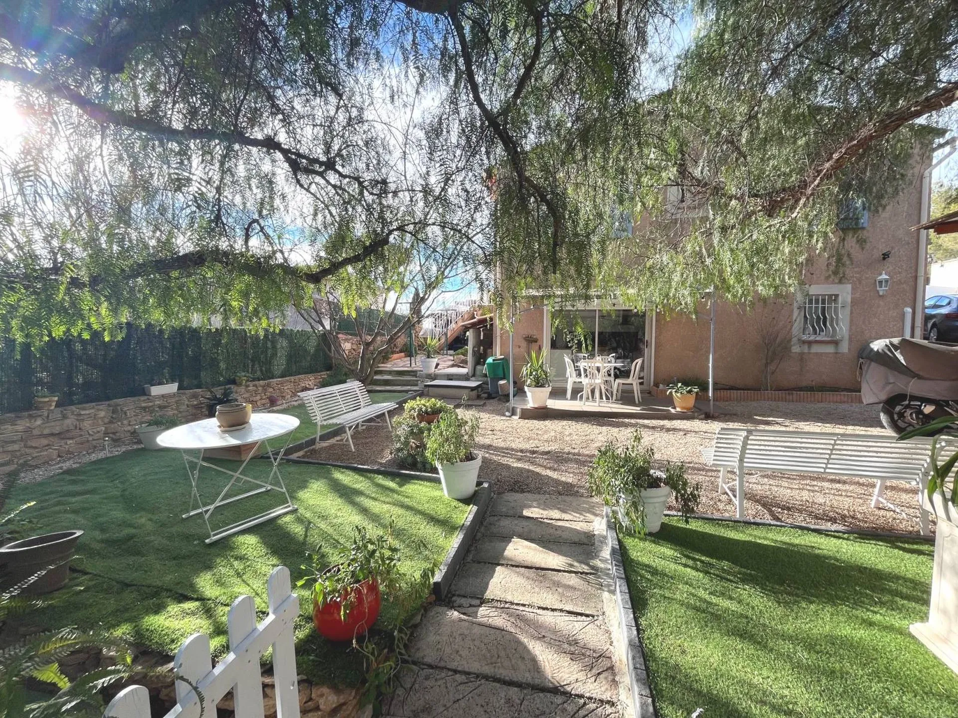 A VENDRE MAISON La Ciotat comprenant 3 logements terrain paysager avec piscine et cuisine d'été