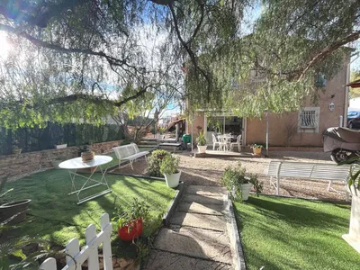 A VENDRE MAISON La Ciotat comprenant 3 logements terrain paysager avec piscine et cuisine d'été