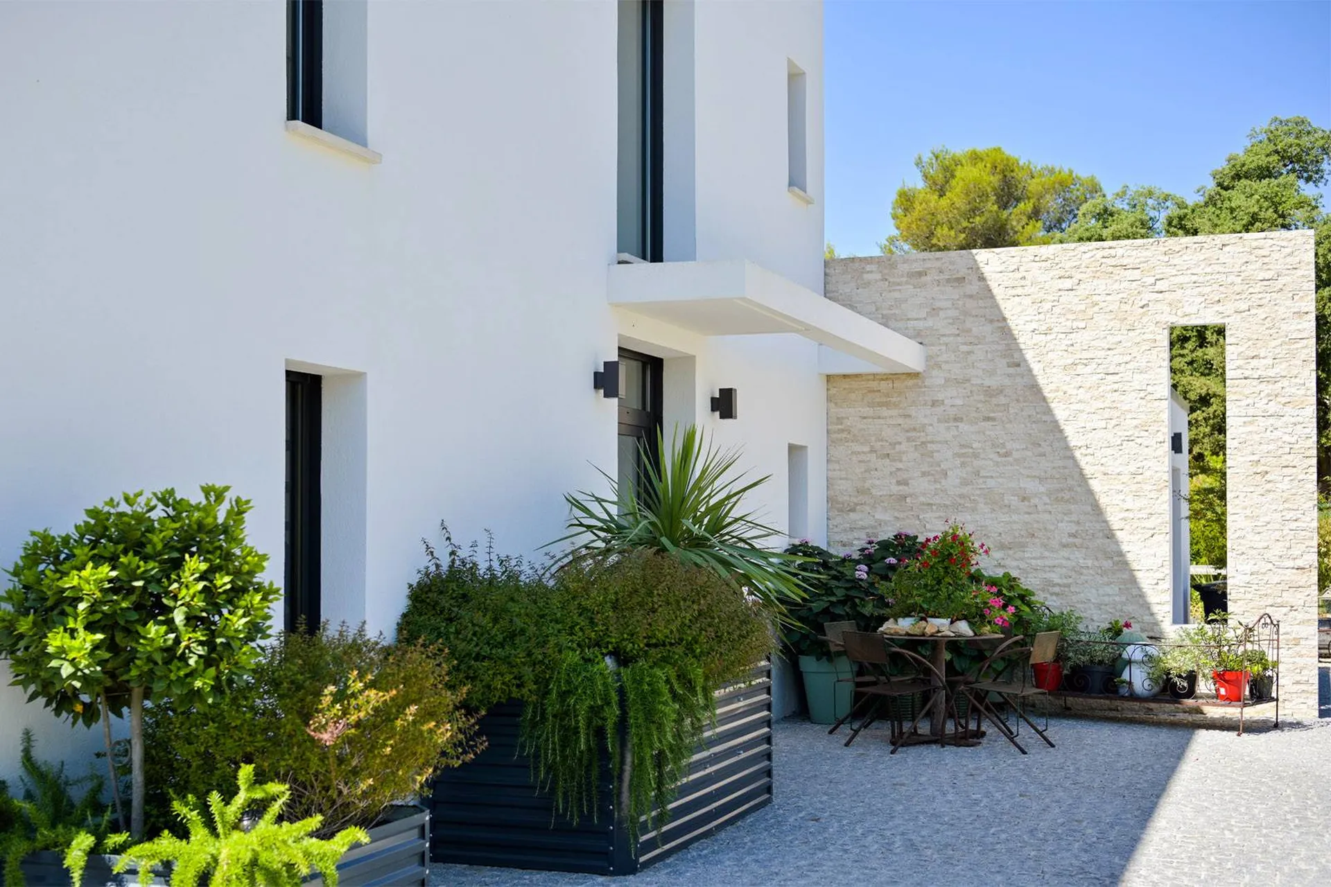 Construction d'une maison contemporaine en toiture terrasse sur la commune de Lambesc dans les Bouches du Rhône