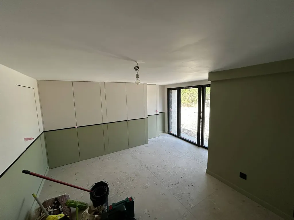 Rénovation complète de maison individuelle des années 1970 avec menuiseries, sols, plomberie et finitions proche de lyon