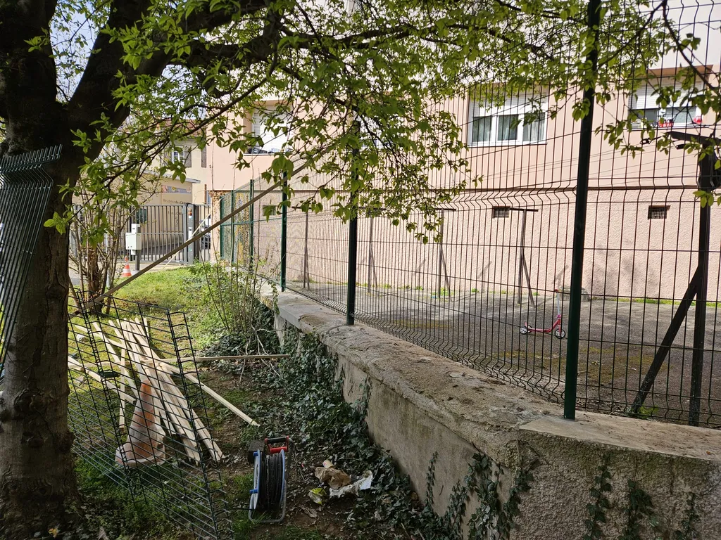 Recherche d'une entreprise pour le remplacement et la pose de grillage rigide dans une résidence à Lyon et dans l'Ain