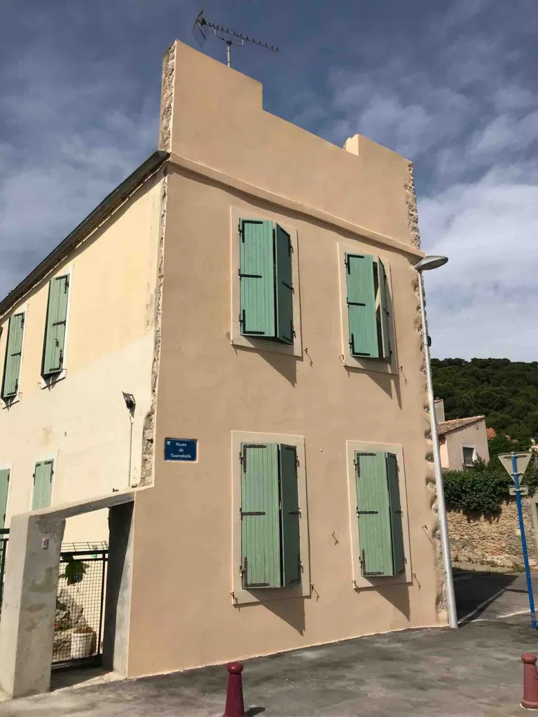 Rénovation d’une façade en torchis gratté à Gruissan proche de Narbonne