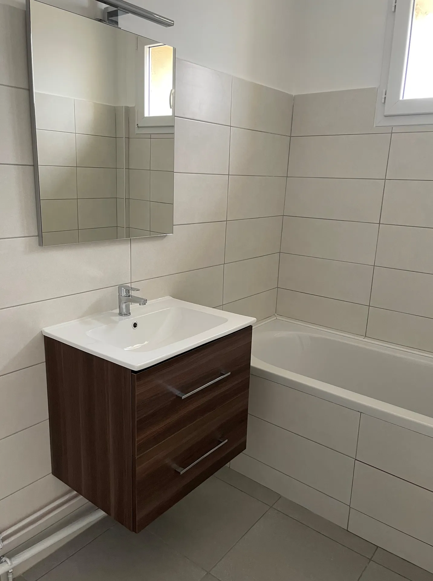 Salle de bain rénovée à Villefranche-sur-Saône (Rhône – 69) avec nouveaux carrelages et équipements modernes pour un espace plus confortable